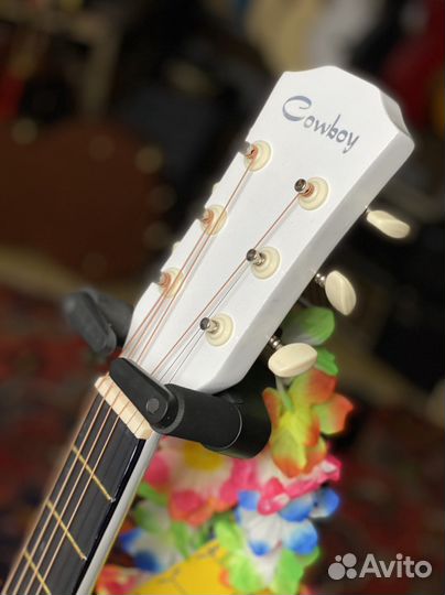 Акустическая гитара белая