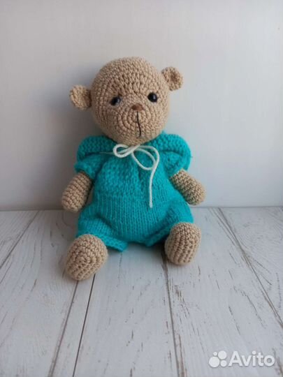 Вязаная мягкая игрушка Мишка в комбинезоне