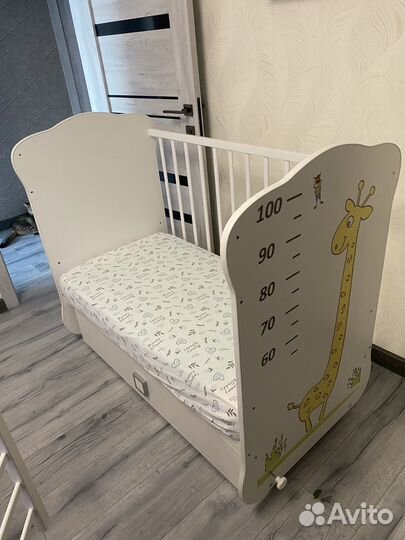 Детская кроватка с маятником