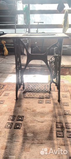 Старинный стол от швейной машинки Сингер