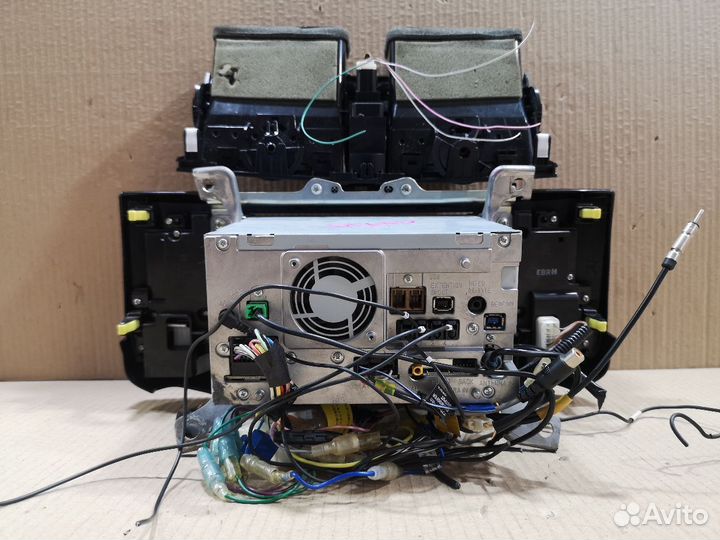 Автомагнитофон на Toyota Mark X GRX120