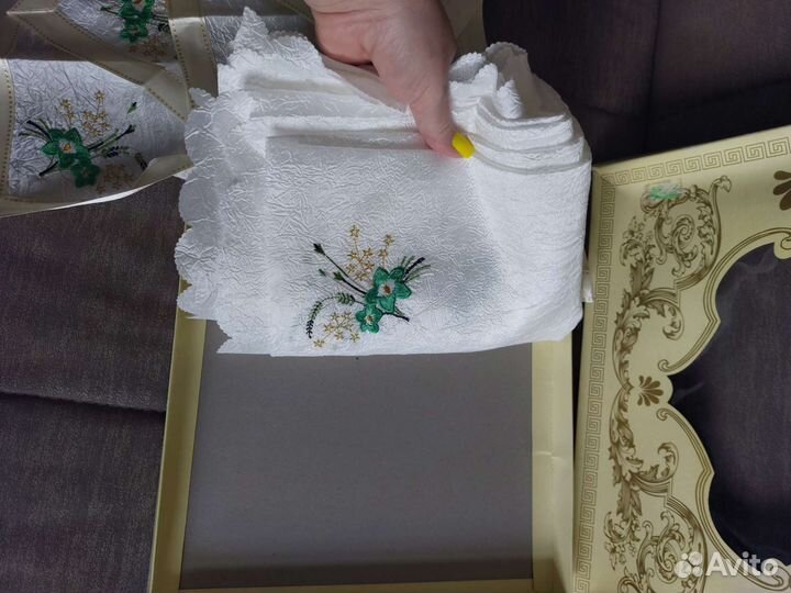 Скатерть с салфетками,жатка с вышивкой на 10 пер
