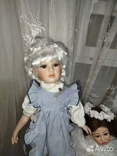 Кукла фарфоровая
