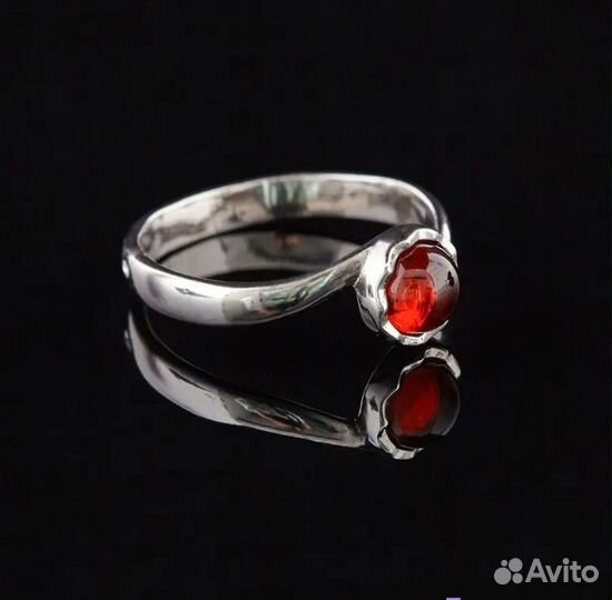 Серебряное кольцо с янтарем