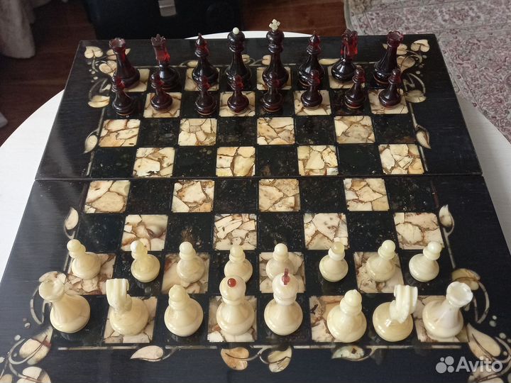 Шахматы из янтаря