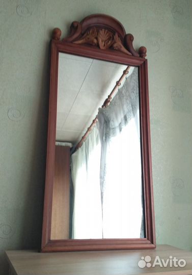 Зеркало настенное в резной деревянной раме
