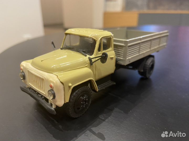 Газ с грузом и прицеп цистерна