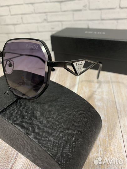 Солнцезащитные очки Prada