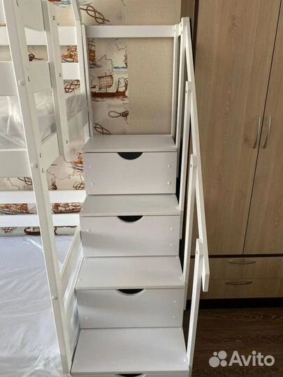 Кровать двухъярусная с лестницей комодом в белом ц