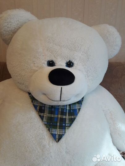 Большой плюшевый медведь
