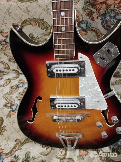 Гитара полуакустическая