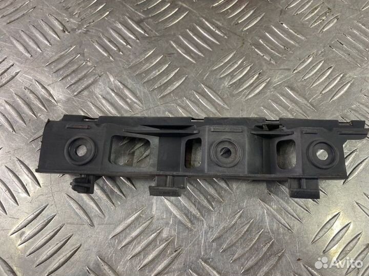 Крепление бампера правое Volkswagen Passat B6