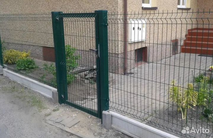 Забор из 3D сетки с металлическими столбами качест