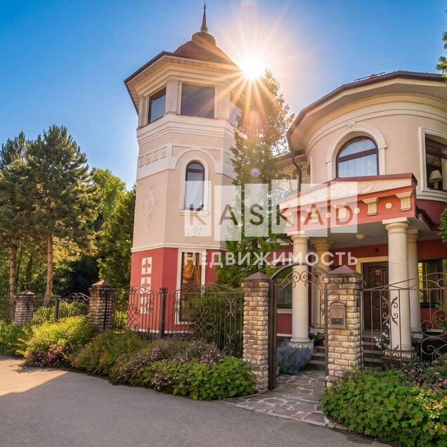 Дом 750 м² на участке 28 сот.
