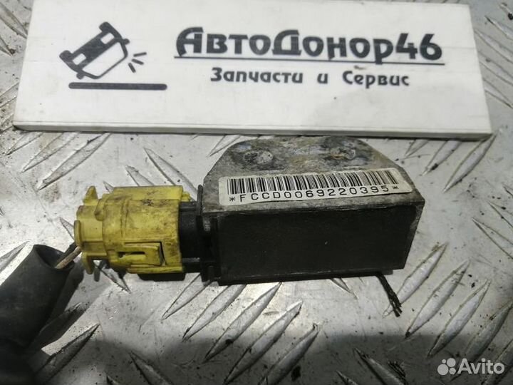 Датчик удара на переднюю панель Nissan Teana J31