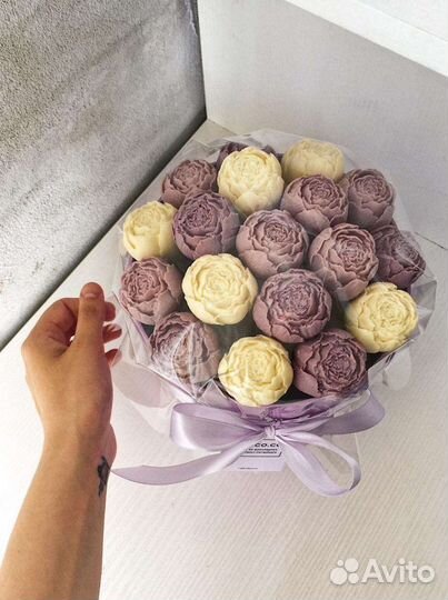 Шоколадные пионы в шляпной коробке и букеты