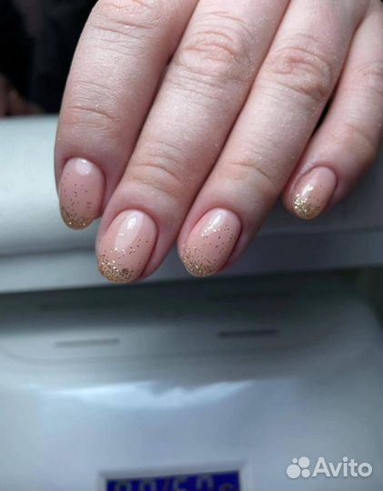 Мастер маникюра и педикюра в салоне