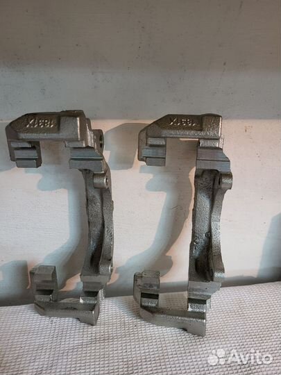 Скобы переднего суппорта ауди а4