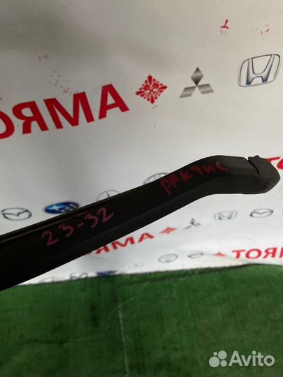 Дворник задней двери Toyota Ractis NCP100