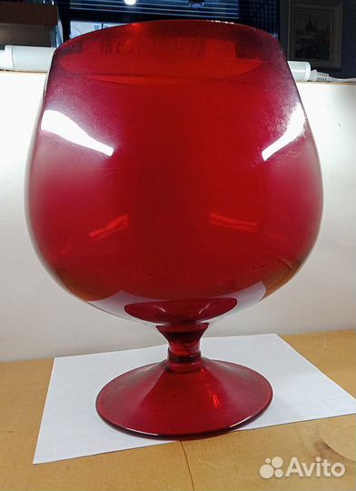 Ваза большая рюмка красное стекло (026739)