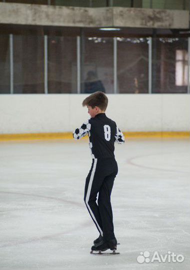 Костюм для выступлений для фигурного катания