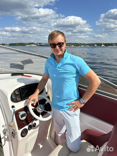 Аренда каютного катера с капитаном яхта вейкборд