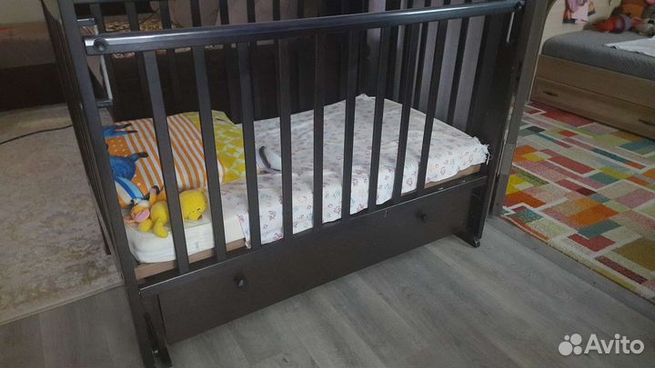 Детская кроватка с маятником и ящиком