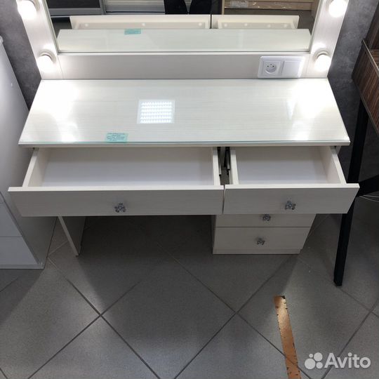 Туалетный столик визажиста с гримёрным зеркалом