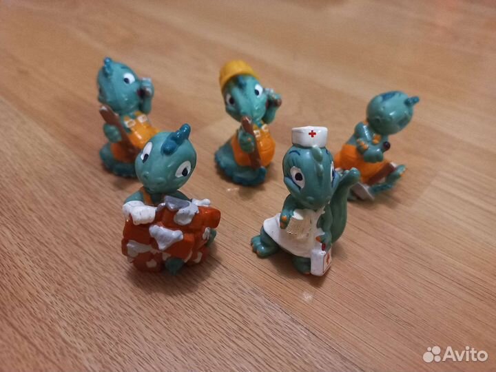 Коллекция из киндер сюрприза динозаврики