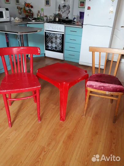 Столик пластмассовый