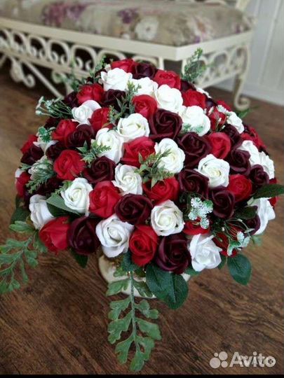 Розы в вазе