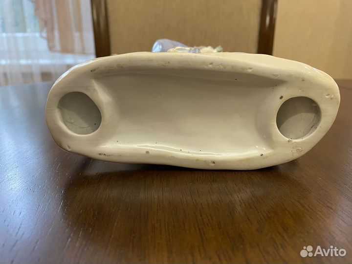 Статуэтка фарфоровая Девушка с букетом, наездница