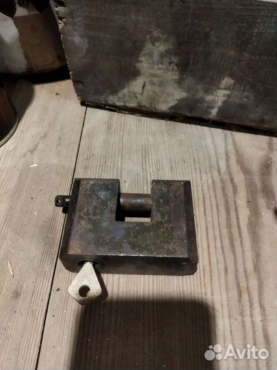 Замок дверной накладной