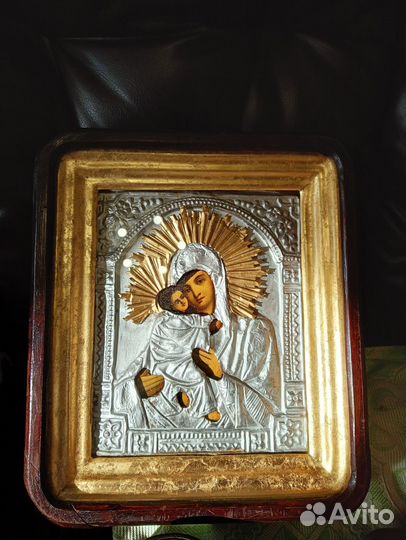 Старинные иконы (3шт), киоты (3шт)