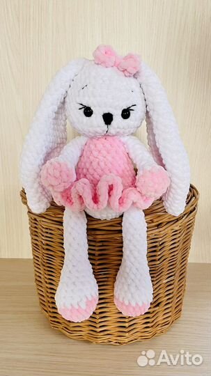 Плюшевый заяц вязаный