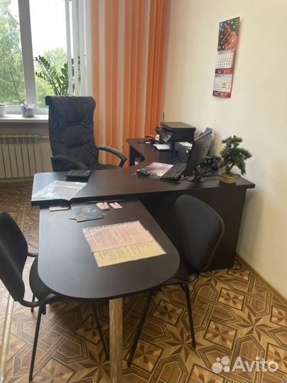 Угловой письменный стол с полками