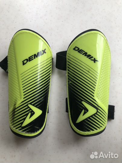 Футбольные щитки и перчатки Demix