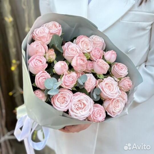 Букет из пионовидных кустовых роз