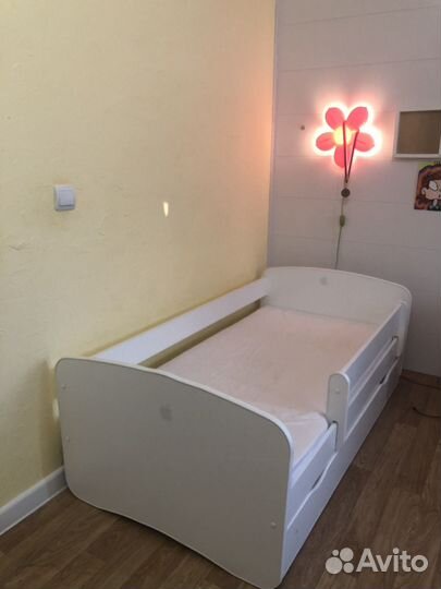 Кровать детская с бортом и выдвижным ящиком