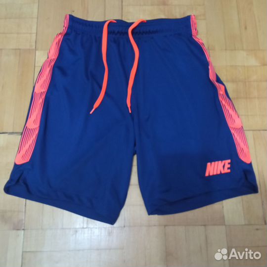 Спортивные шорты