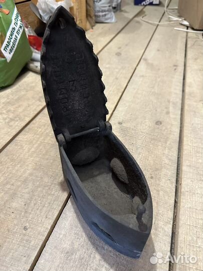 Старинный угольный утюг