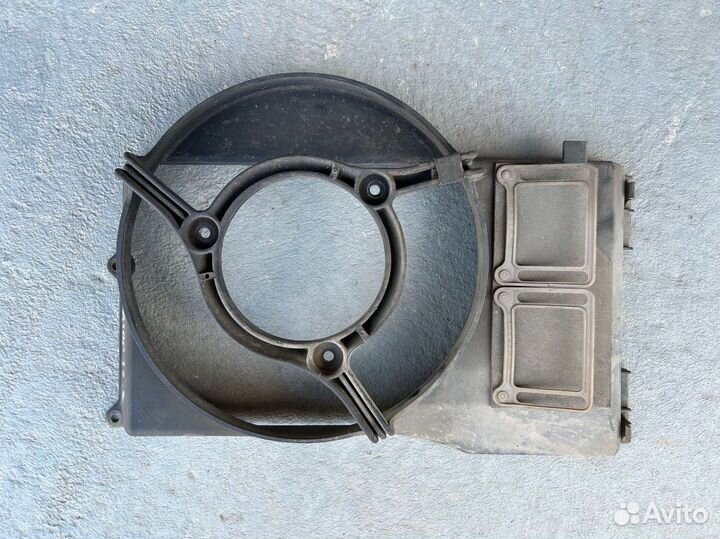 Диффузор вентилятора Audi A100 4A0121207B