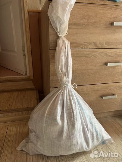 Мешок с веником и сладостями