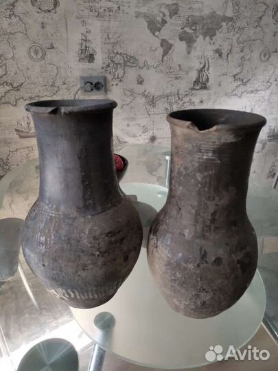 Две большие чернолаковые крынки