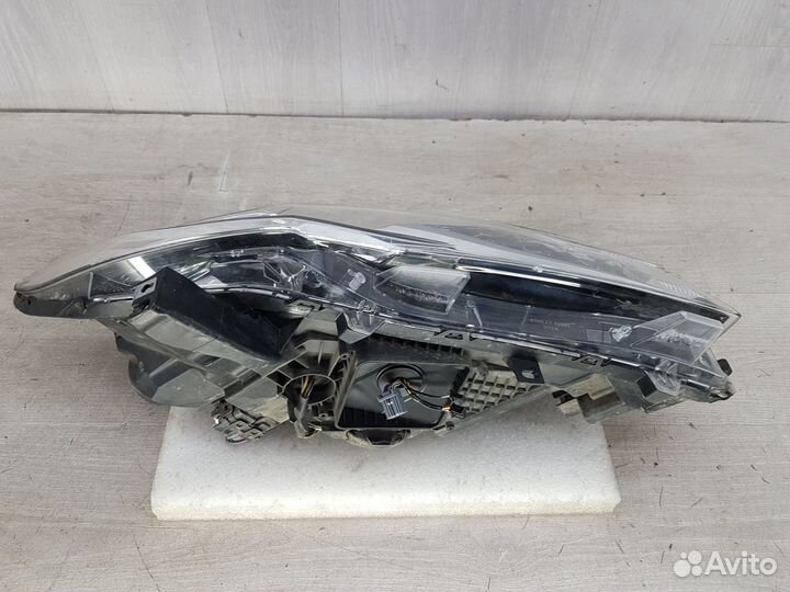 Фара правая Mitsubishi Pajero