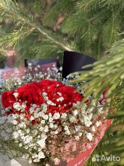 Букет из вязаных роз и живых гипсофил