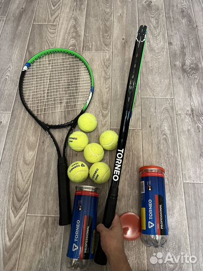 Теннисные ракетки с мячами