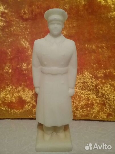 Статуэтка белый мрамор19см.Скатерть плшеваяссср40г