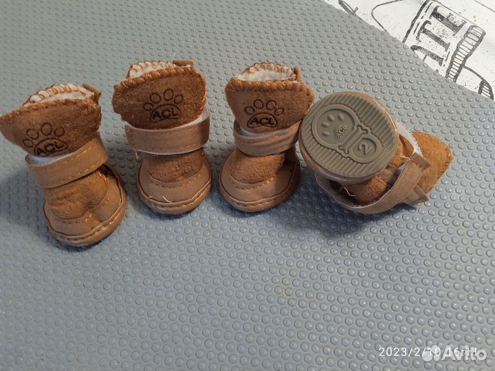 Продаю сапожки для собаки зимние