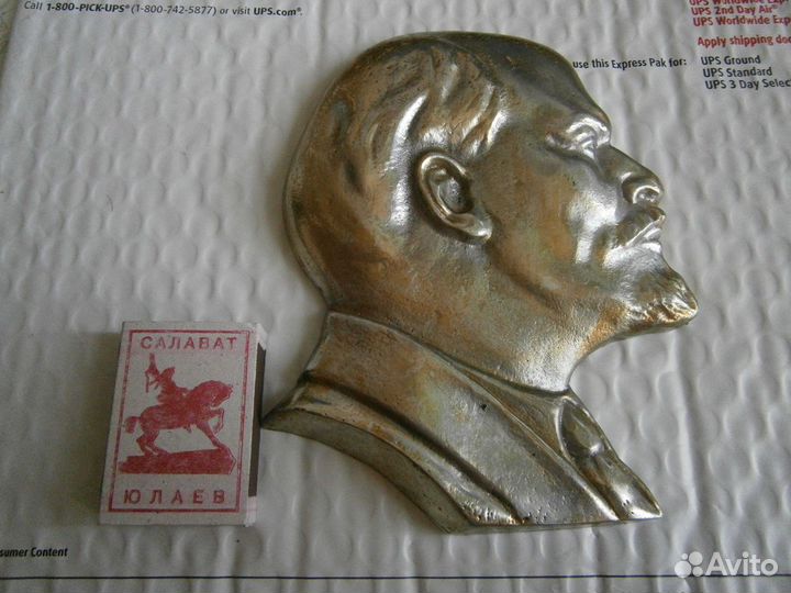 Барельеф Ленин